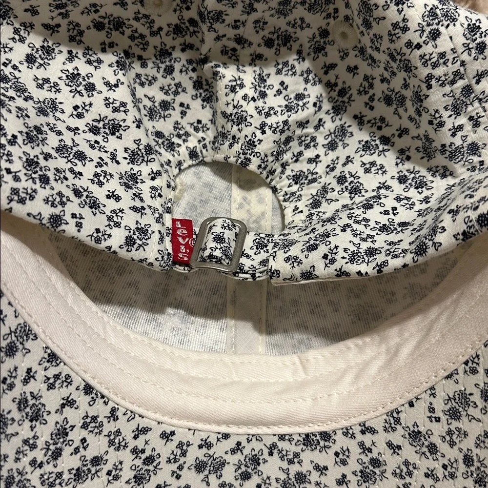 NWOT Levi’s adjustable baseball cap in white with navy floral print. - Picture 5 of 5